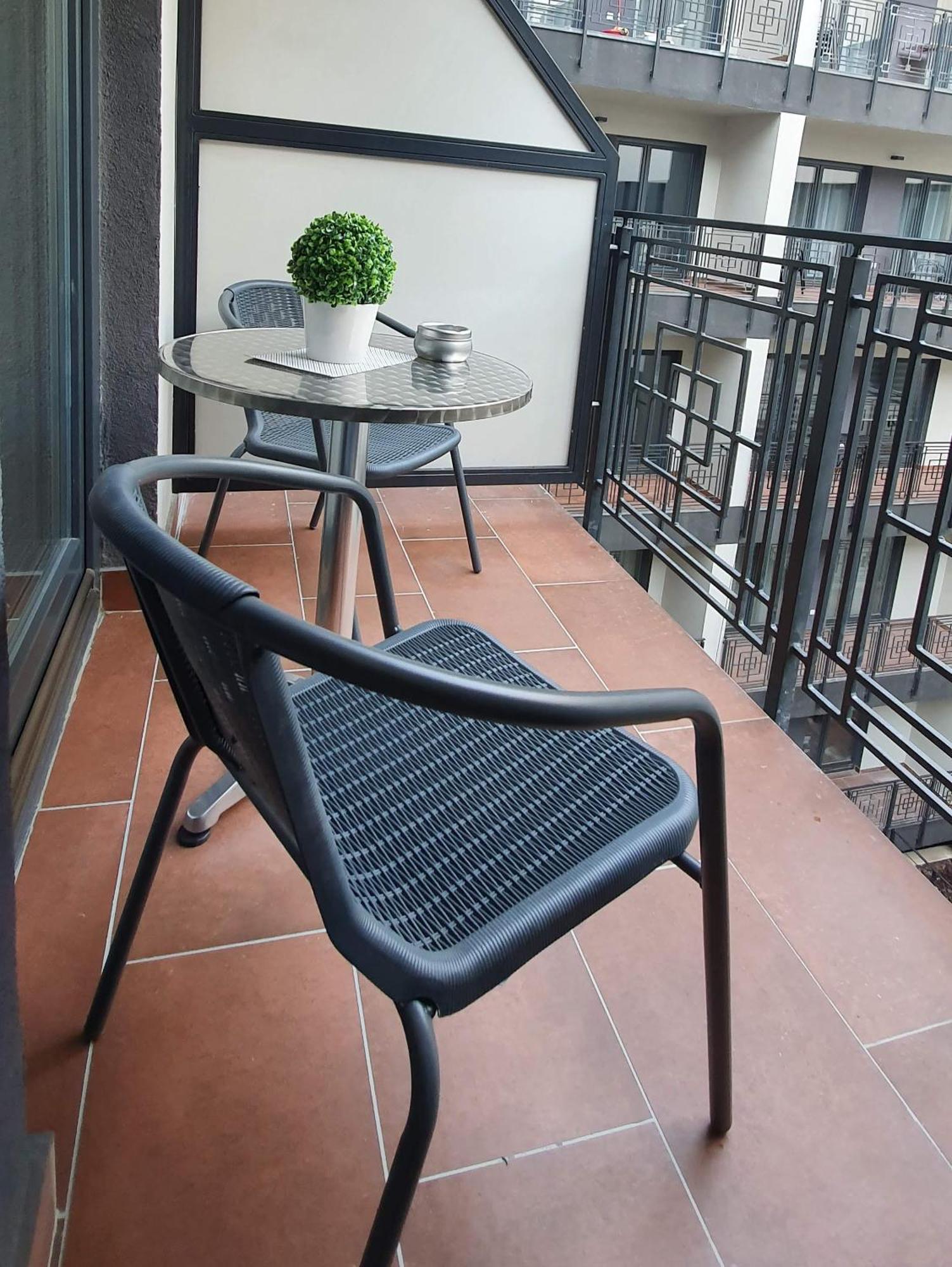 Royal In The Center With Free Parking! Apartament
