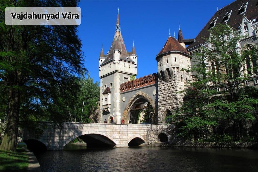 Royal In The Center With Free Parking! Apartamento